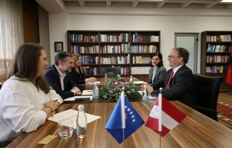 Ministri Çeku priti në takim ambasadorin e Austrisë në Kosovë