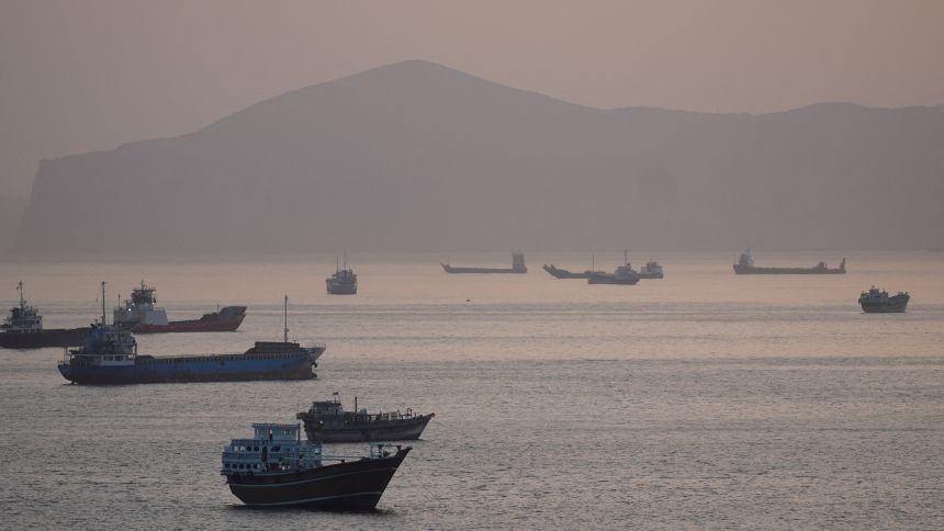 Kina bën thirrje që Hormuzi të rihapet “sa më shpejt”