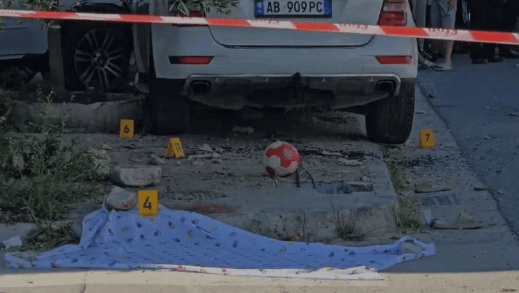 “Ma vranë djalin” – Prindërit e njërit prej fëmijëve e panë tragjedinë e Durrësit nga kamerat e sigurisë