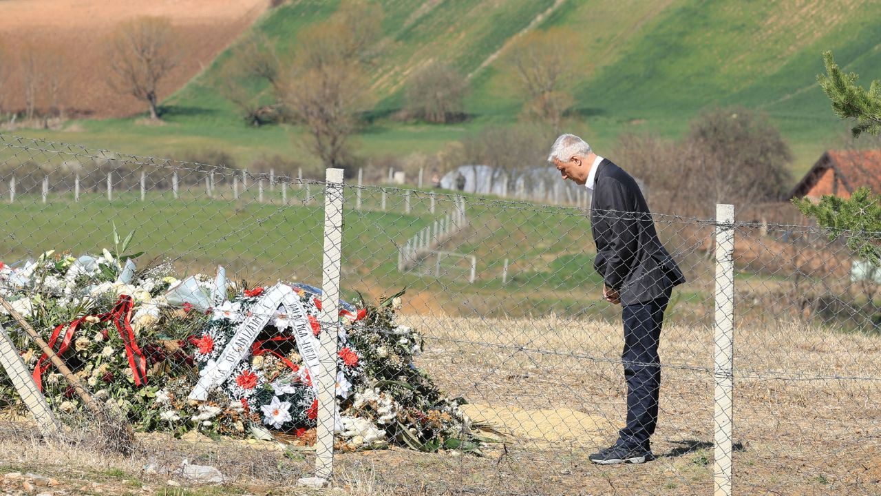 “Dhimbjen e lotët i përjetova duke parë varrimin në TV” – Thaçi flet për humbjen e babait