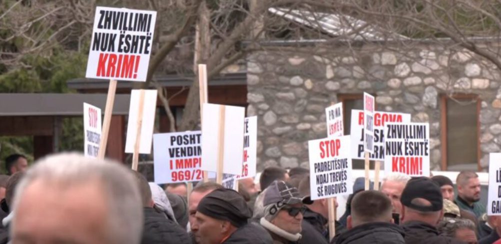 Protestohet sot në Prishtinë kundër ndalimit të shërbimeve ndërtimore në Rugovë
