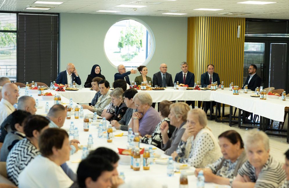 Osmani viziton Shtëpinë e të Moshuarve në Suharekë: Ndamë së bashku dashurinë e festës
