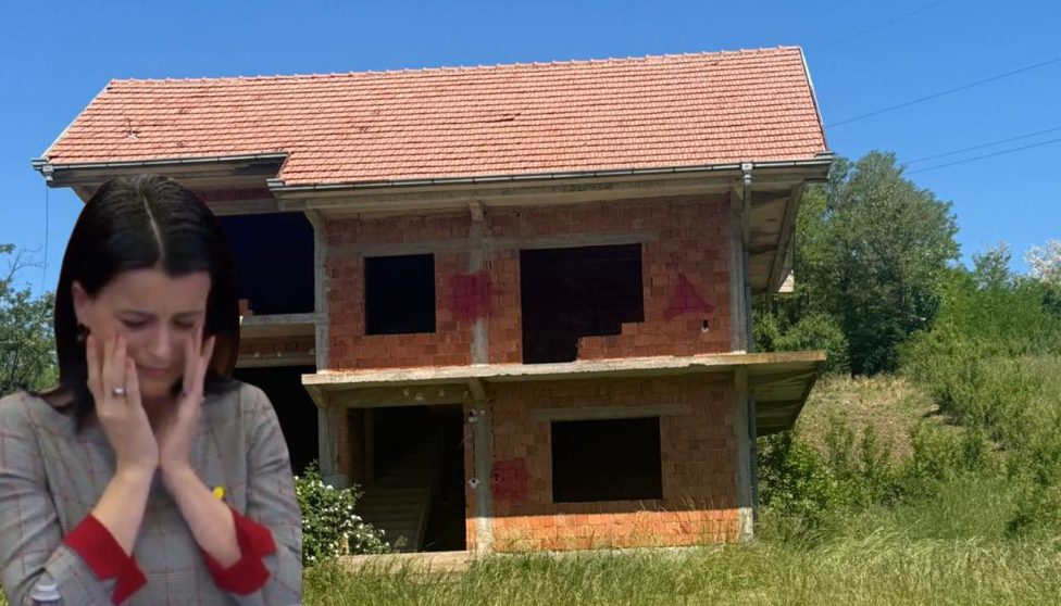 “Doja të hyja në dhomën ku ndodhi krimi, por s’munda” – Vasfije Krasniqi viziton shtëpinë ku u dhunua