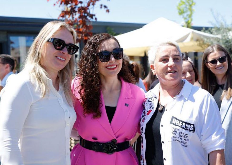 “Kafe, shoqe të mira, dhe buzëqeshje”, Osmani ndan momente nga takimi me gratë e LDK-së