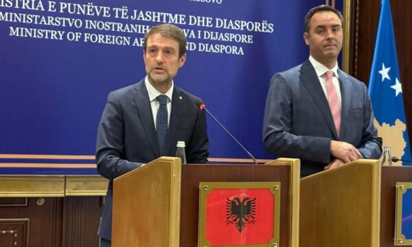 Hoxha citon Ramën: Kush prek Kosovën, prek Shqipërinë