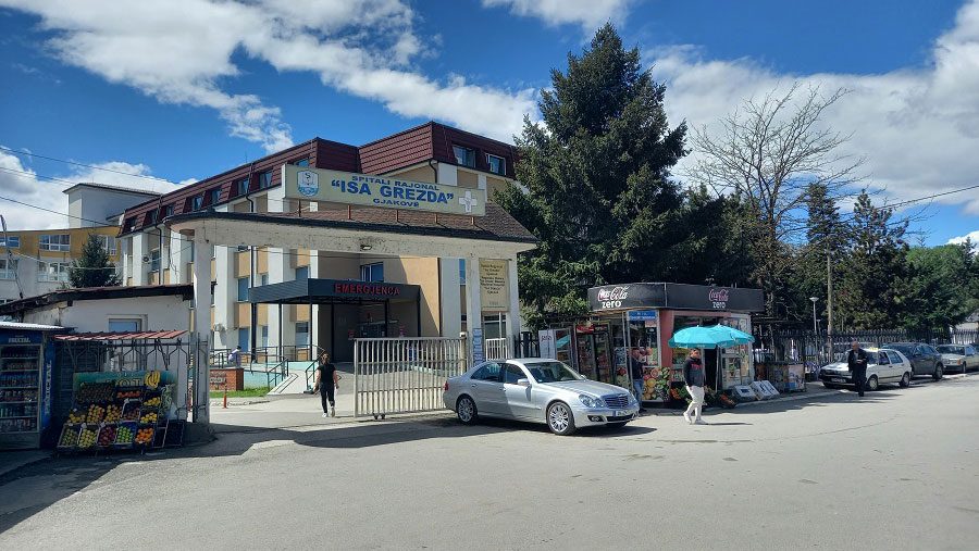 Aktakuzë ndaj ish-zyrtarit të Spitalit të Gjakovës, i mundësoi punëtorit të marrë rrogë pa shkuar në punë