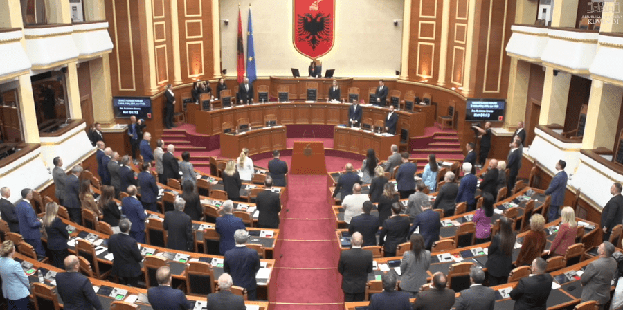 Kuvendi i Shqipërisë nis seancën me një minutë heshtje për tragjedinë e Durrësit