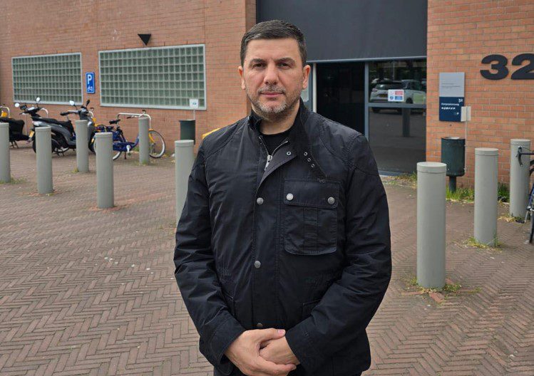 Krasniqi viziton Veselin në Hagë: Besojmë fuqishëm në pafajësinë e tyre