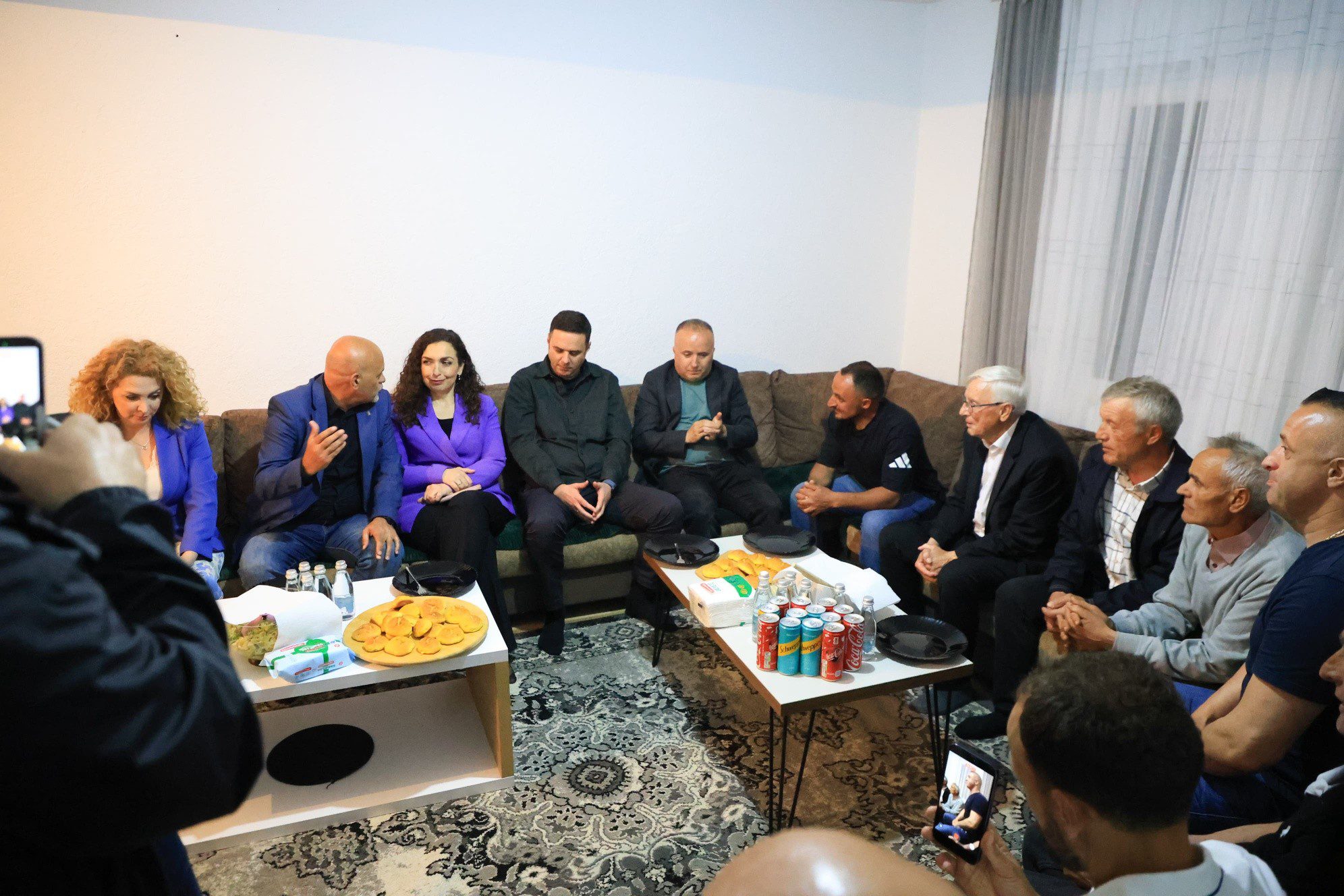  Osmani-Abdixhiku vazhdojnë vizitat nëpër familje: Kosova e njerëzve që s’dorëzohen