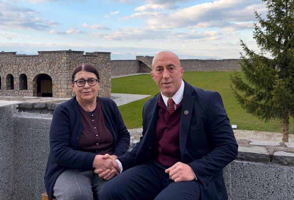 “Të paçim me shëndet e jetë të gjatë!” – Haradinaj ia uron ditëlindjen nënës së tij