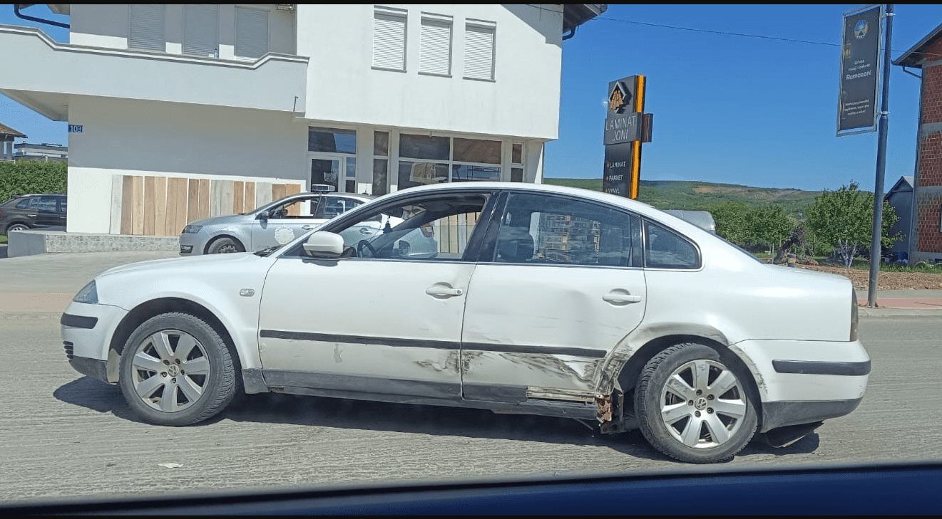 Tre të lënduar nga një aksident në Klinë