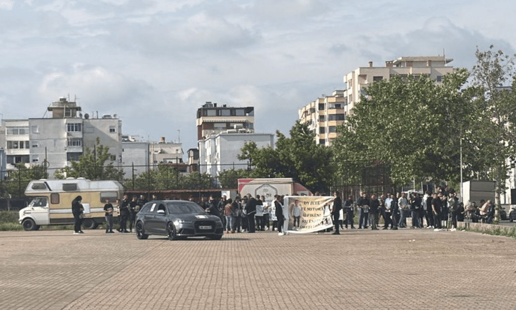 “Ku është drejtësia?” – Marshim në Durrës pas aksidentit që la dy fëmijë të vdekur