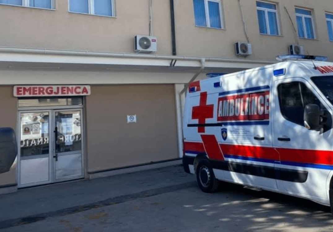 Spitali i Ferizajt: Nëna e mbylli derën e tualetit, foshnjën e hodhi në koshin e mbeturinave