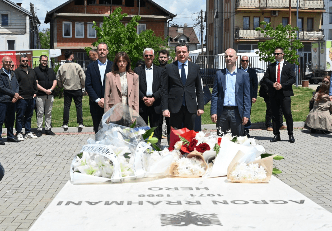 Haxhiu e Kurti bëjnë homazhe te varri i heroit Agron Rrahmani