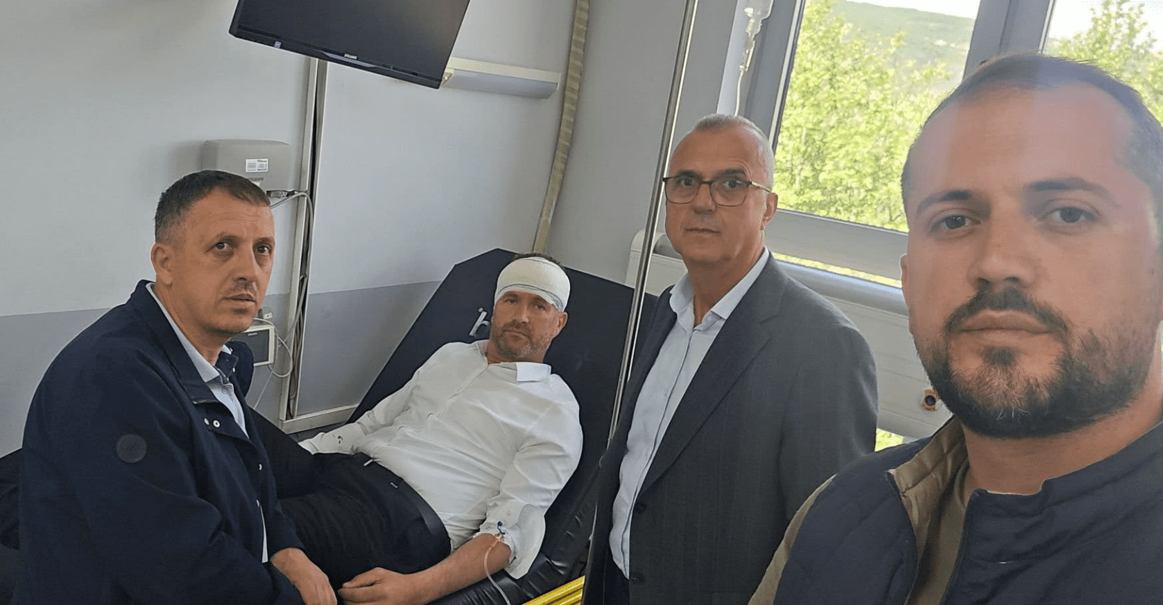 “Sami Lushtaku, ta kesh të qartë…” – Dugolli publikon foto nga spitali me Hysni Mehanin