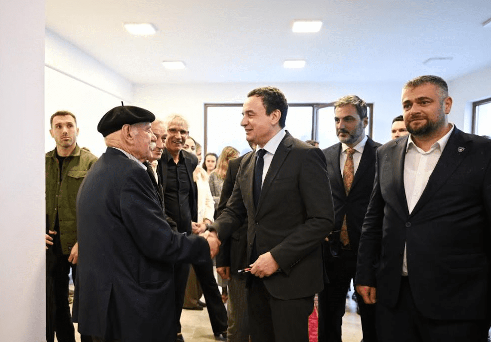 Në përvjetorin e zhdukjes së profesorit Ukshin Hoti, Kurti vizitoi Shtëpinë Muze në Krushë të Madhe