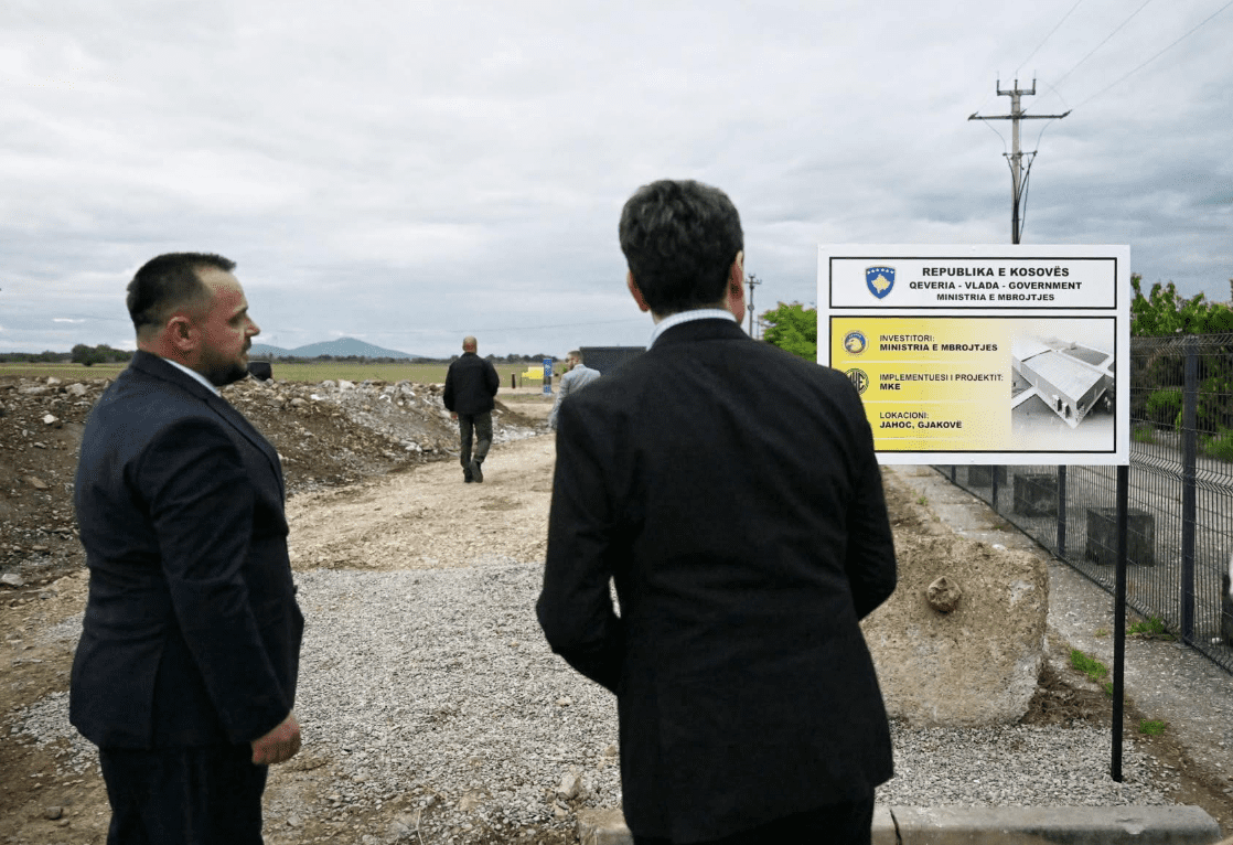 Kurti dhe Maqedonci shikojnë nga afër punimet për fabrikën e municioneve në Gjakovë