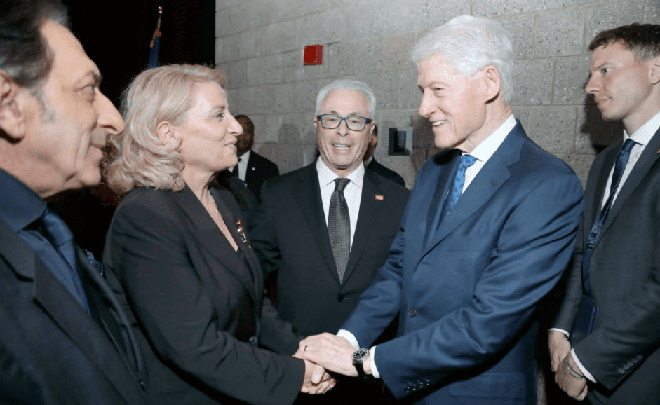 Shkurte Fejza takohet me presidentin Bill Clinton: Liria e Kosovës mban edhe emrin e ndërgjegjes amerikane
