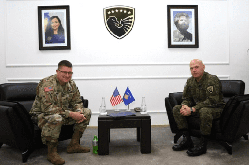 Jashari takohet me Gjeneralin McKinney, flasin për bashkëpunimin FSK – SHBA