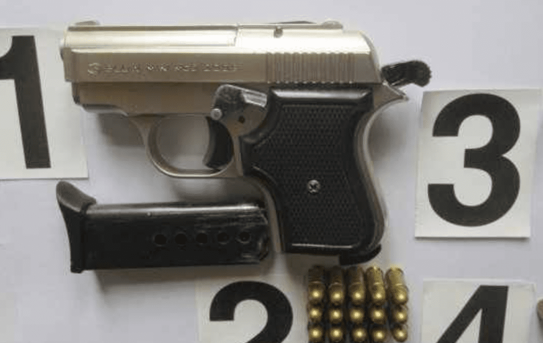 Policia gjen armë zjarri, thikë, predhë e fishekë te dy nxënës në Skenderaj