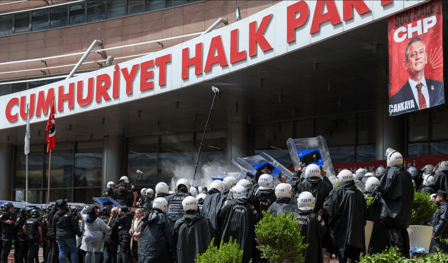 Policia turke hyn me forcë në selinë e partisë opozitare për të larguar udhëheqjen e shkarkuar