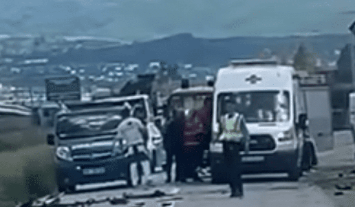Tre të lënduar në aksidentin mes tri veturave në rrugën Viti–Kllokot