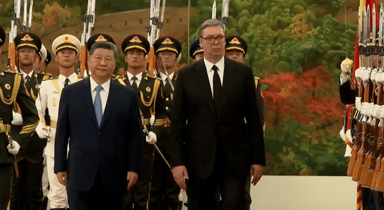 Xi e shpërblen Vuçiqin me “Medaljen e Miqësisë”, gjatë vizitës në Pekin