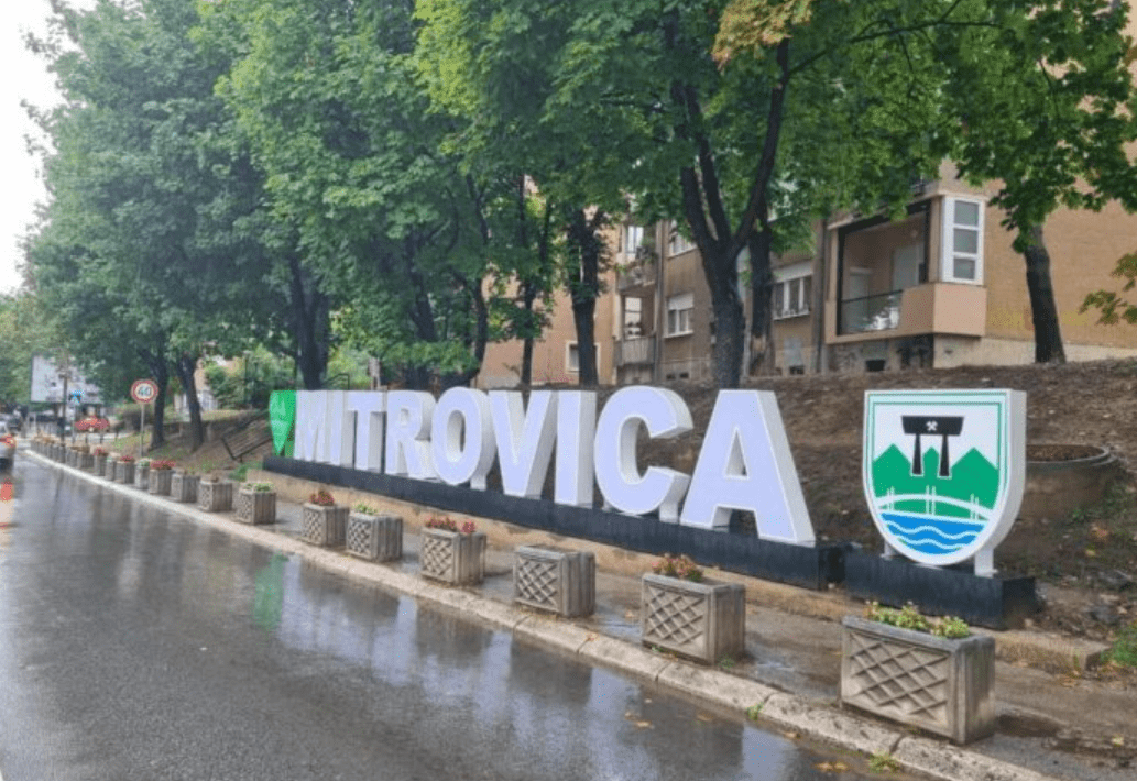 Asamblistët në Mitrovicë të Veriut miratojnë largimin e simbolit “E dua Mitrovicën”