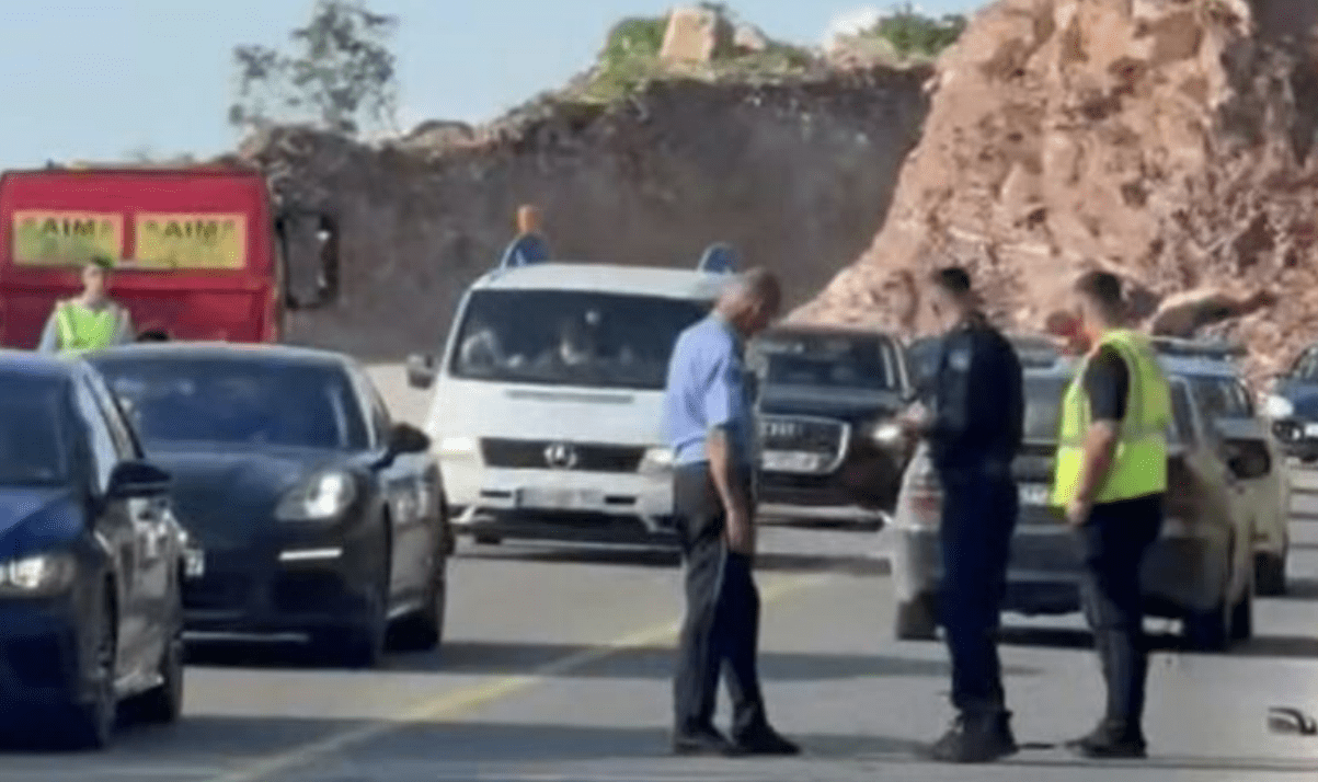 Shtatë persona lëndohen nga përlasja mes dy veturave në Klinë – njëra bie nga ura