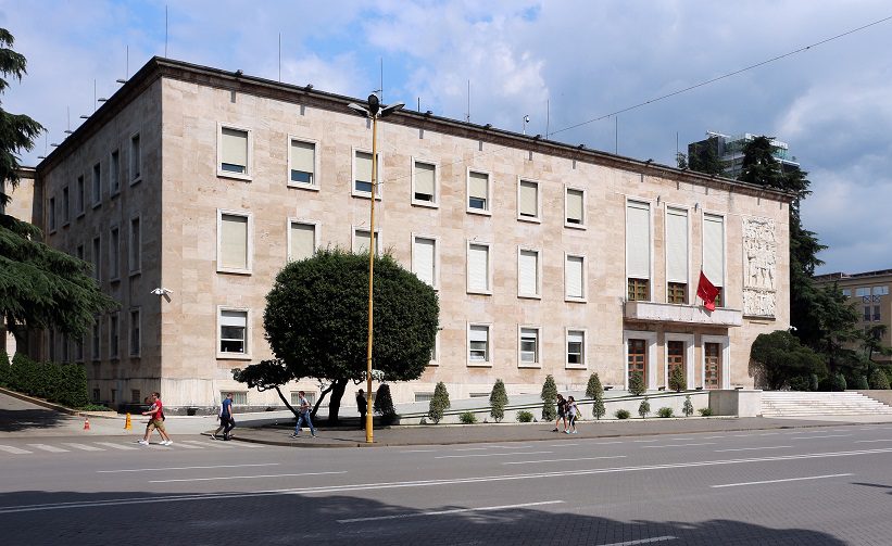 Vetura përfundon te shkallët e kryeministrisë, shoqërohet në polici shoferi