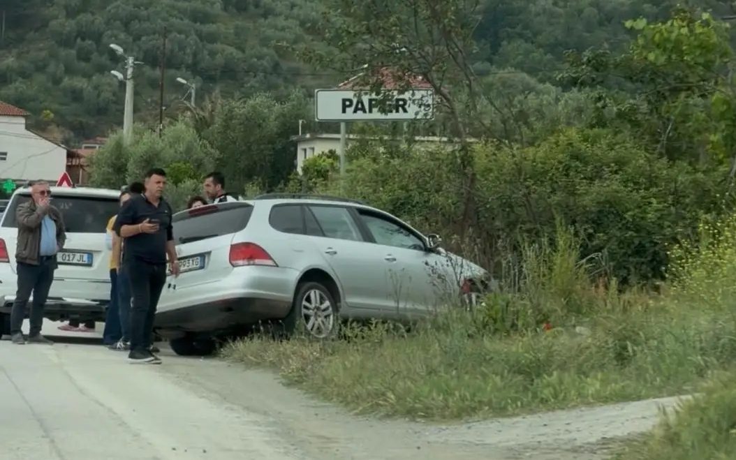 Aksident trafiku në Elbasan, vetura del nga rruga