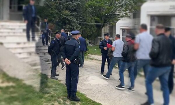 Hetuesit e Krimeve të Rënda arrijnë në stacion policor, Sami Lushtaku akoma jo
