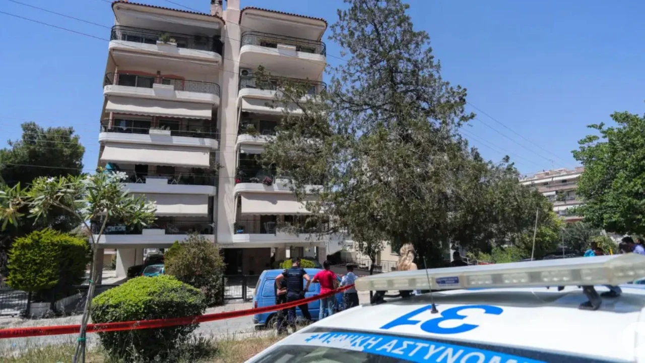 Dy 17-vjeçare ranë nga kati i gjashtë i një pallati në Greqi, njëra vdes nga plagët e marra