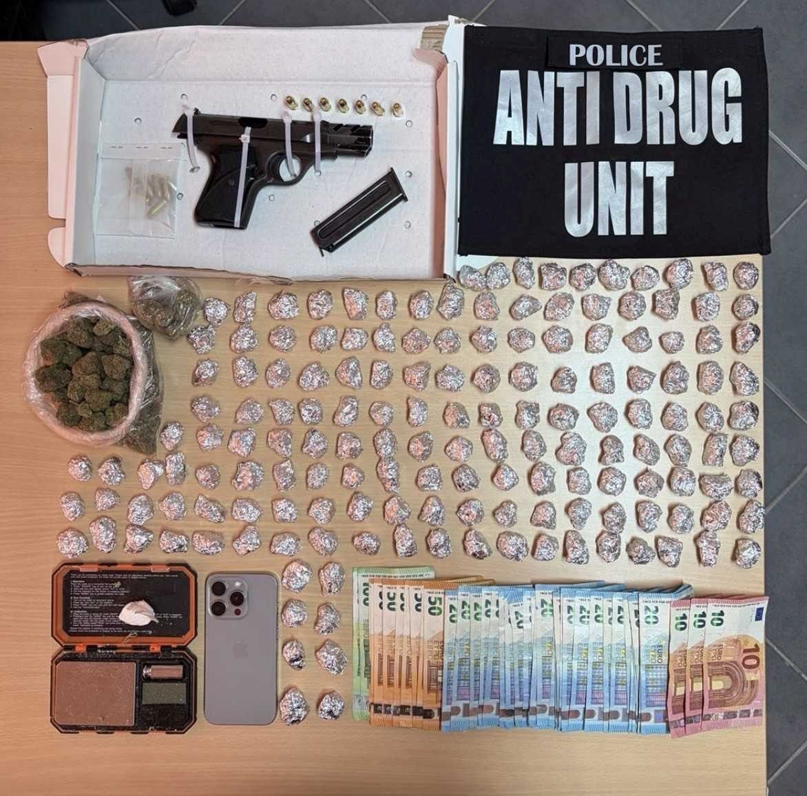 Arrestohet një person, i kapen armë e drogë