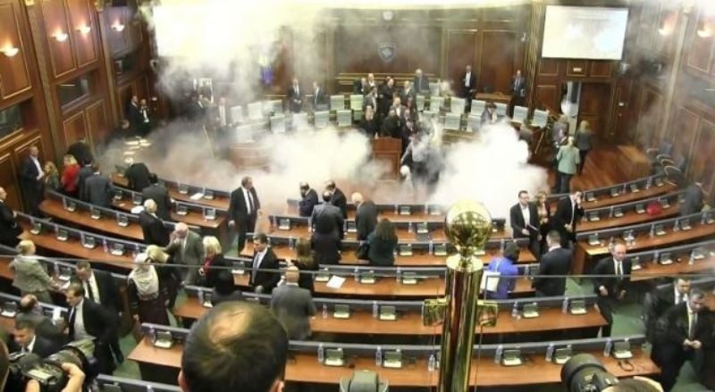 Lushtaku pyet Haxhiun: Në çfarë forme e fute gazin lotsjellës në Kuvendin e Kosovës në vitin 2016?