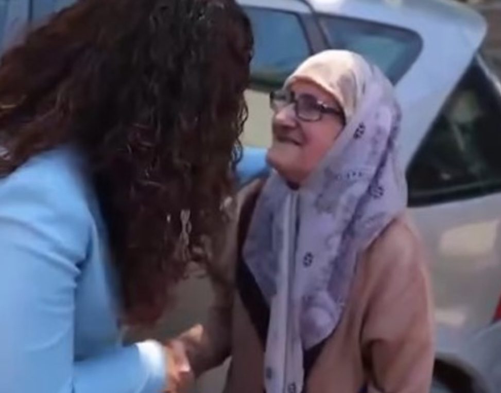Takim i veçantë në Prizren: Osmani komunikon në turqisht me një të moshuar
