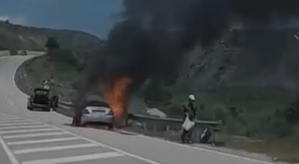 Përfshihet nga zjarri një veturë në rrugën Korçë-Ersekë
