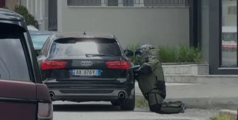 Dyshime për eksploviz në një automjet në Korçë, policia rrethon zonën