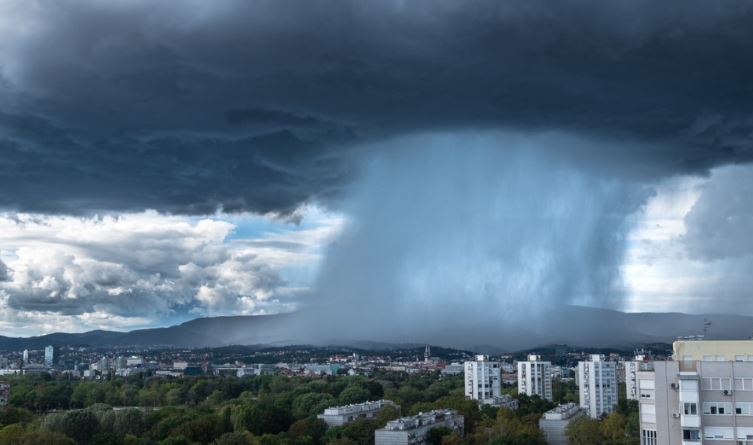 Stuhi e fuqishme godet Zagrebin, rrëzohen pemë dhe dëmtohen ndërtesa