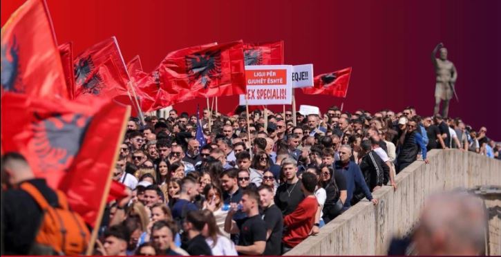 “Jemi me ju” – Hamza del në mbështetje të protestës së studentëve shqiptarë në Shkup