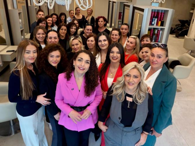 Vjosa Osmani pozon me “frizerkat”: Puna e çon Kosovën përpara, jo urrejtja e përçmimi