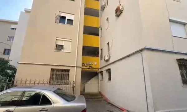 Shkodër: I riu hidhet nga pallati, humb jetën