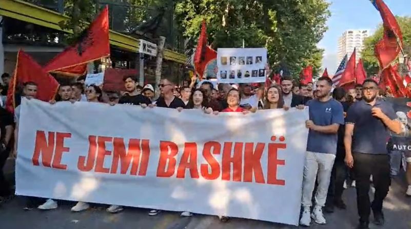 Nis protesta në Tiranë në mbështetje të studentëve shqiptarë në Maqedoni të Veriut