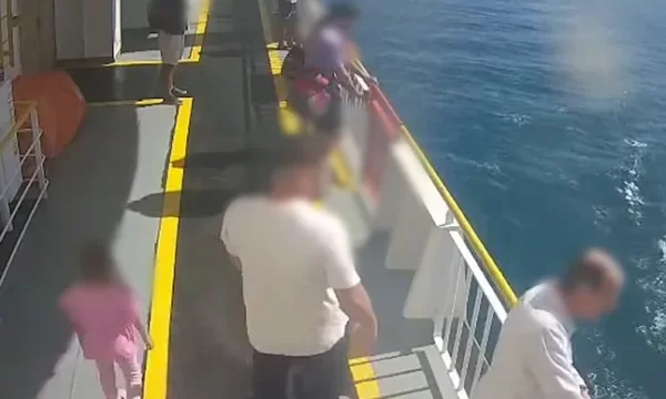 Policia e Kosovës kap spanjollin që kishte rrëmbyer vajzën e tij dhe ishte arratisur nga Mallorca – 6 vjeçarja kthehet te nëna