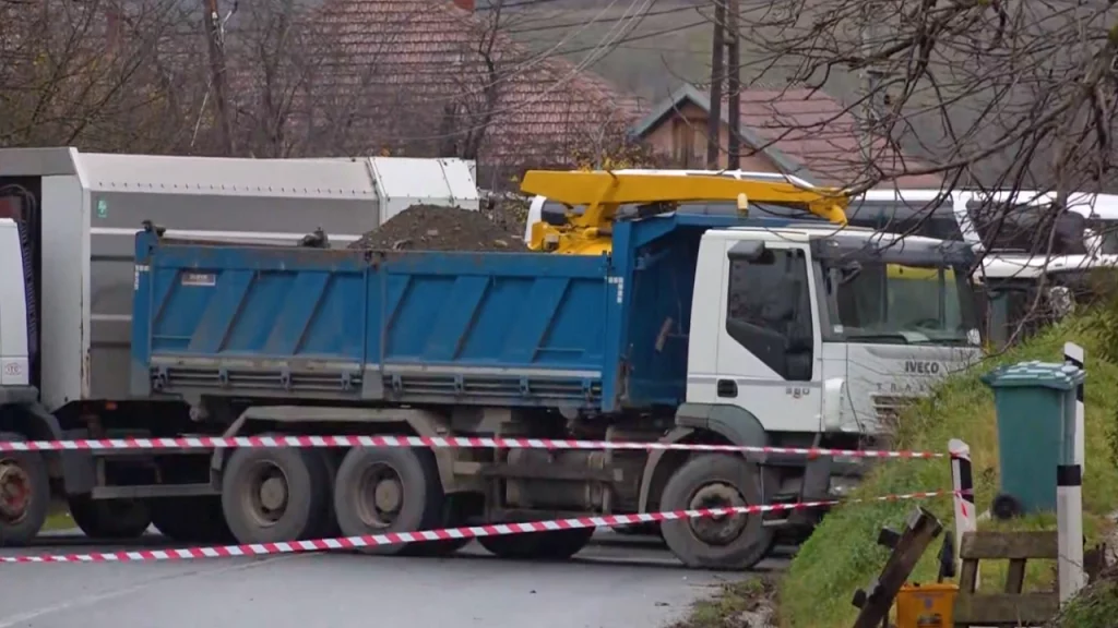Aktakuzë ndaj gjashtë serbëve për barrikadat në veri