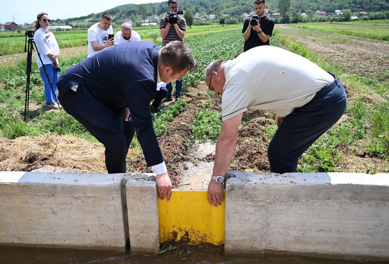 Ministri Muja bëhet “horë” në Facebook: Qindra qytetarë e tallin me komente në njoftimin për përurimin e “vadës” së Lupçit