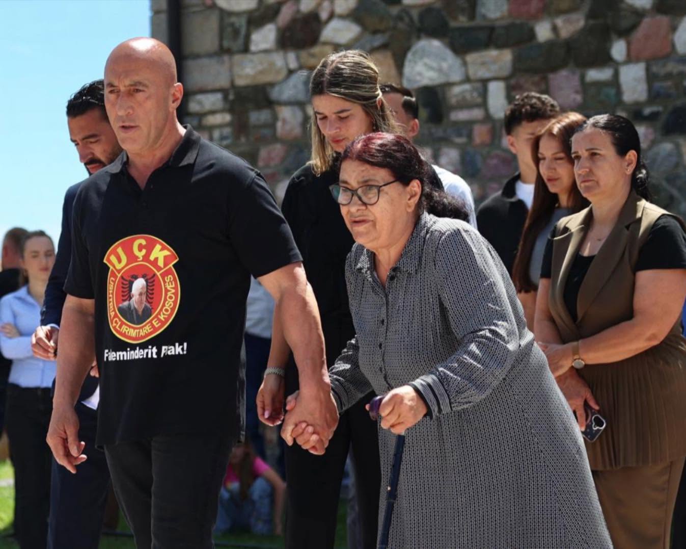 8 vite pa të, Haradinaj bën homazhe me nënën Rukë pranë varrit të babait