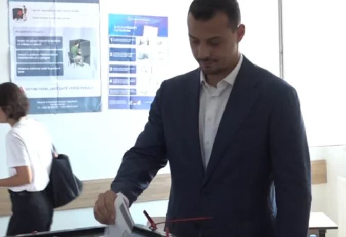 “Presim një ndryshim që duhet të ndodh”, voton Endriti, djali i Hashim Thaçit