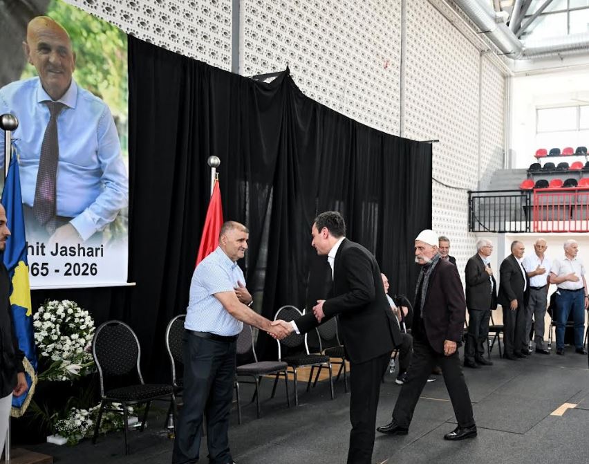 Kurti viziton për ngushëllime familjen e Sahit Jasharit