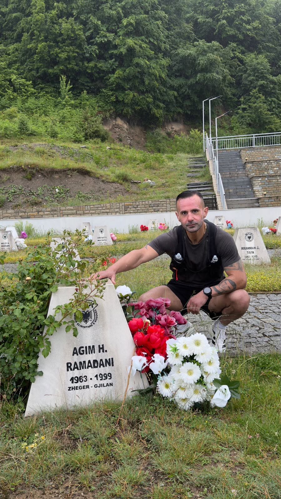 Nga Koshara në Prekaz, 100 kilometra në nderim të lirisë – mërgimtari Visar Shala sfidon shiun dhe lodhjen 